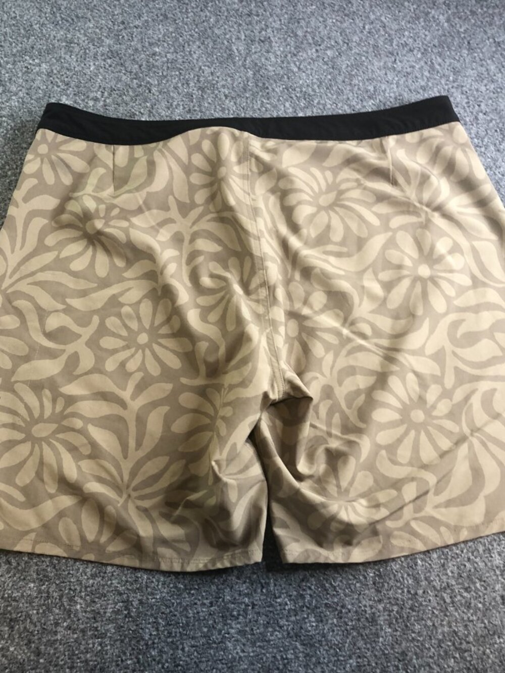 Vuori Infinity Board Shorts Mens 38 Tan Floral Zip Pockets Unlined Swimming - Picture 8 of 9